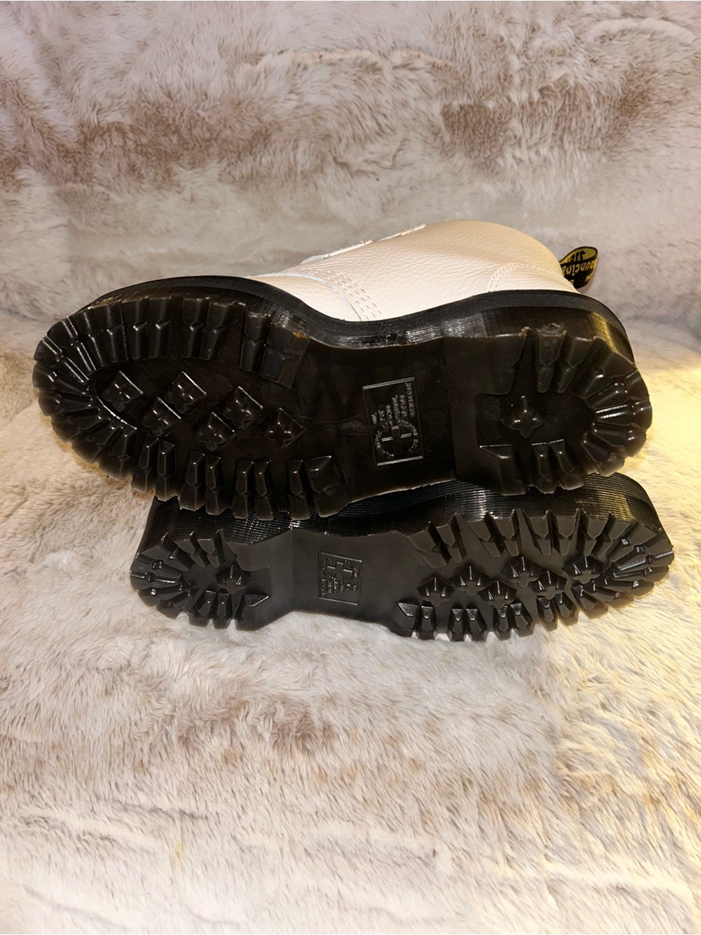 🤍NWOB Dr. Martens Devon Heart Boots WHITE Women’s Size 7🤍 - Picture 5 of 10